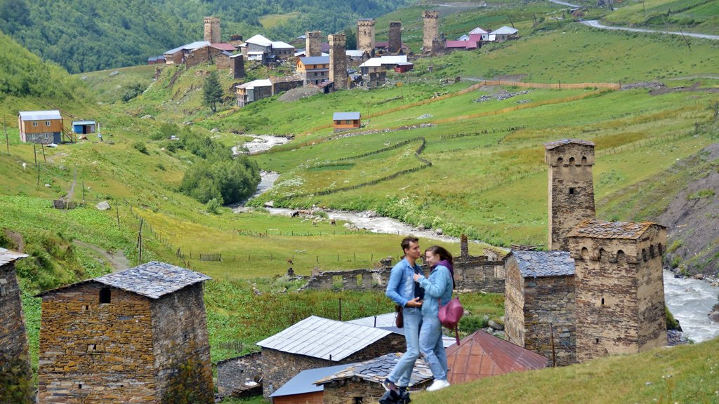 Ushguli en Svaneti, Georgia Calles de Ushguli en Svaneti, con torres medievales y el monte Shkhara al fondo