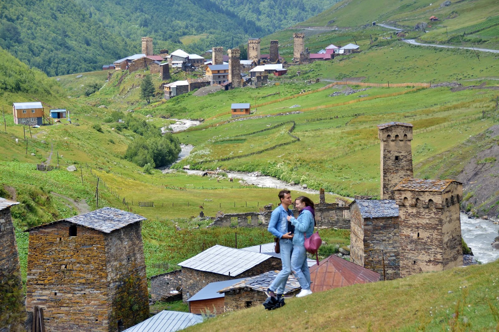 Amanecer en Ushguli, Svaneti, con el monte Shkhara al fondo