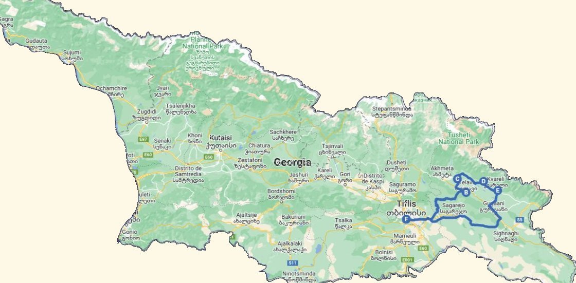 Amanecer entre viñedos: valle del Alazani desde Sighnaghi con el Cáucaso al fondo, Kakheti