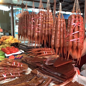 Churchkhela, dulce tradicional georgiano de nueces bañadas en mosto de uva concentrado