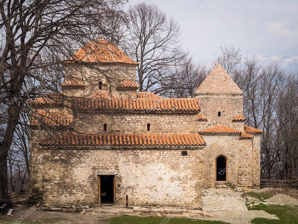 Los antiguos Monasterios de Shuamta se alzan majestuosamente entre las colinas de Kakheti