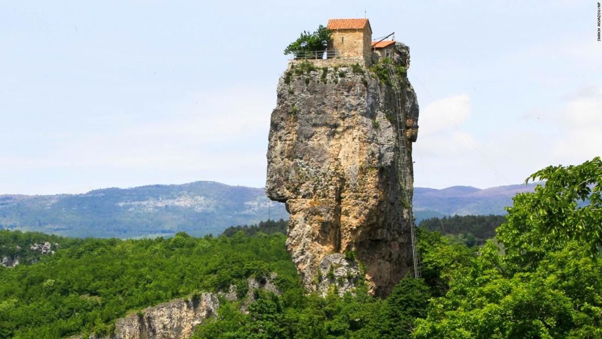 La asombrosa columna natural de Katskhi con su iglesia antigua en la cima, un testimonio de fe y perseverancia