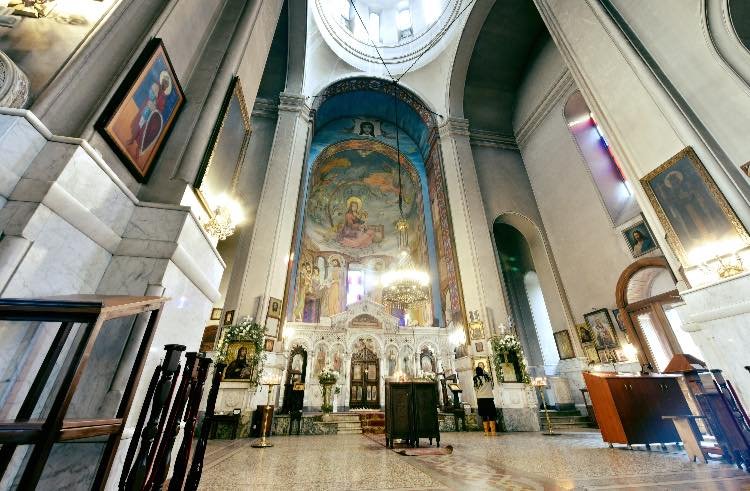 La majestuosa Iglesia de Qashueti se alza imponente en el bullicioso centro de Tbilisi