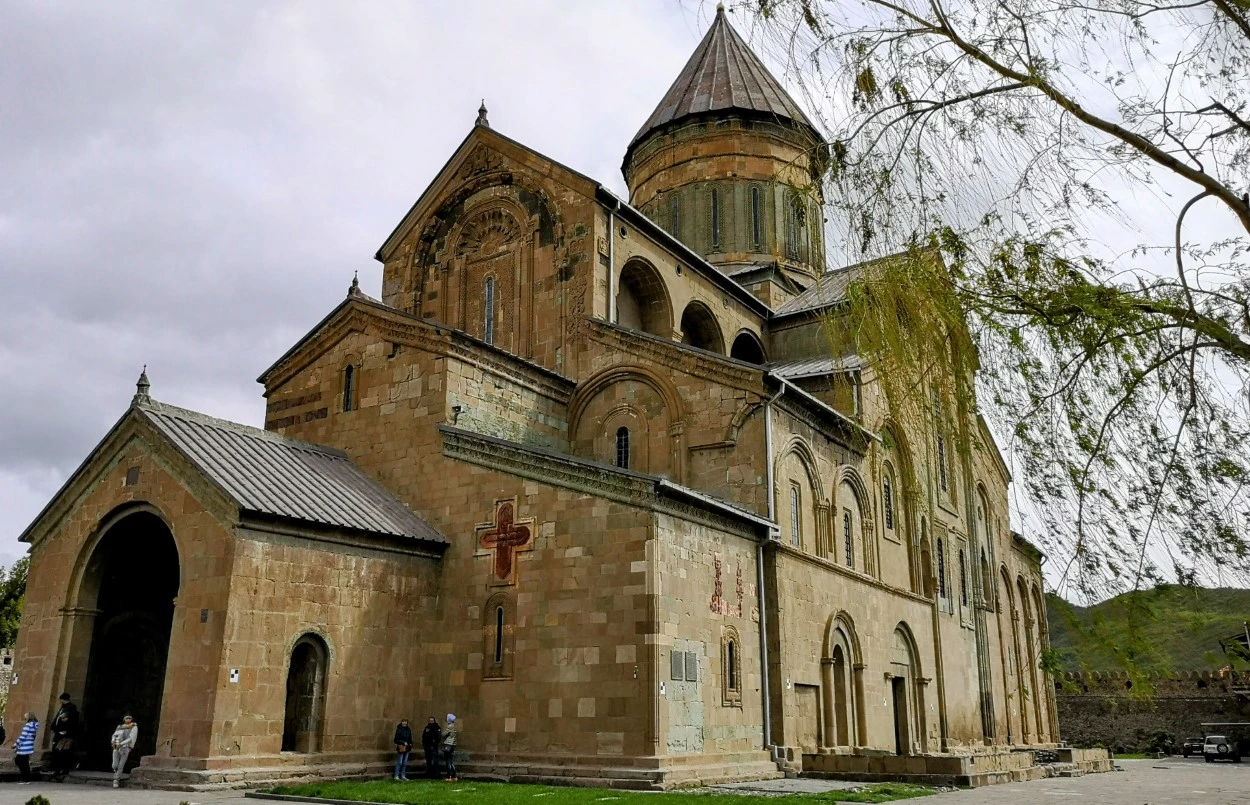 Arquitetura imponente da Catedral de Svetitskhoveli, um pilar da Religião na Geórgia.