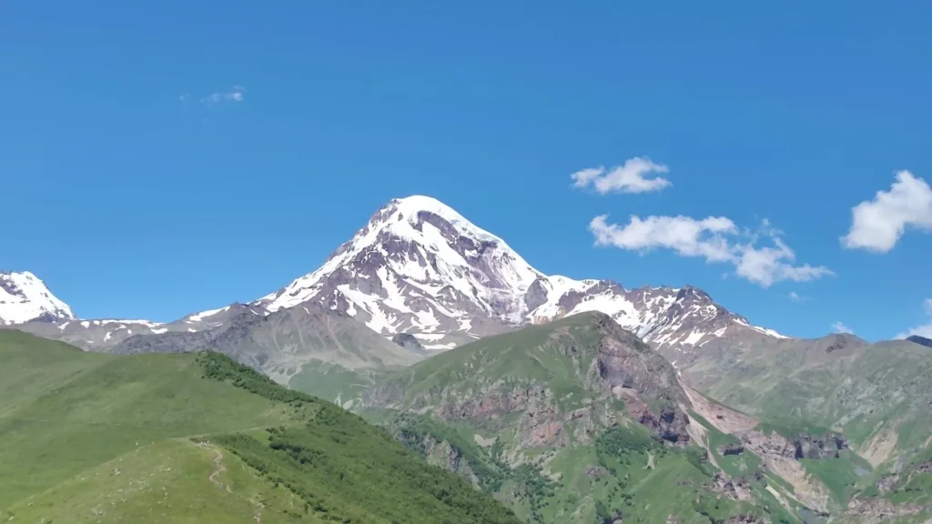 Majestosas montanhas do Cáucaso na Geórgia, com picos nevados e vales verdes