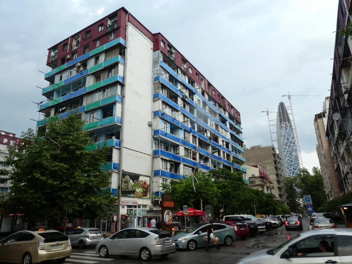 Batumi. Bloque de viviendas soviético en calle Abashizde