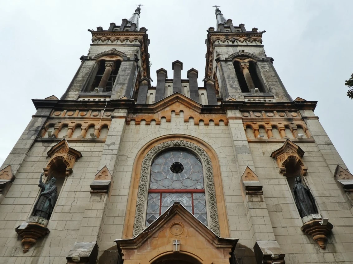 Batumi. Catedral de la Virgen. Sección superior de fachada y campanarios