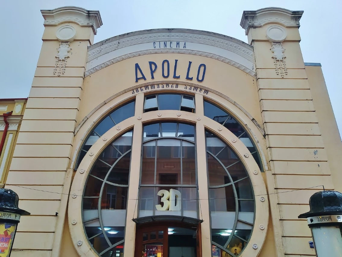 Batumi. Cine Apolo. Vista parcial de fachada