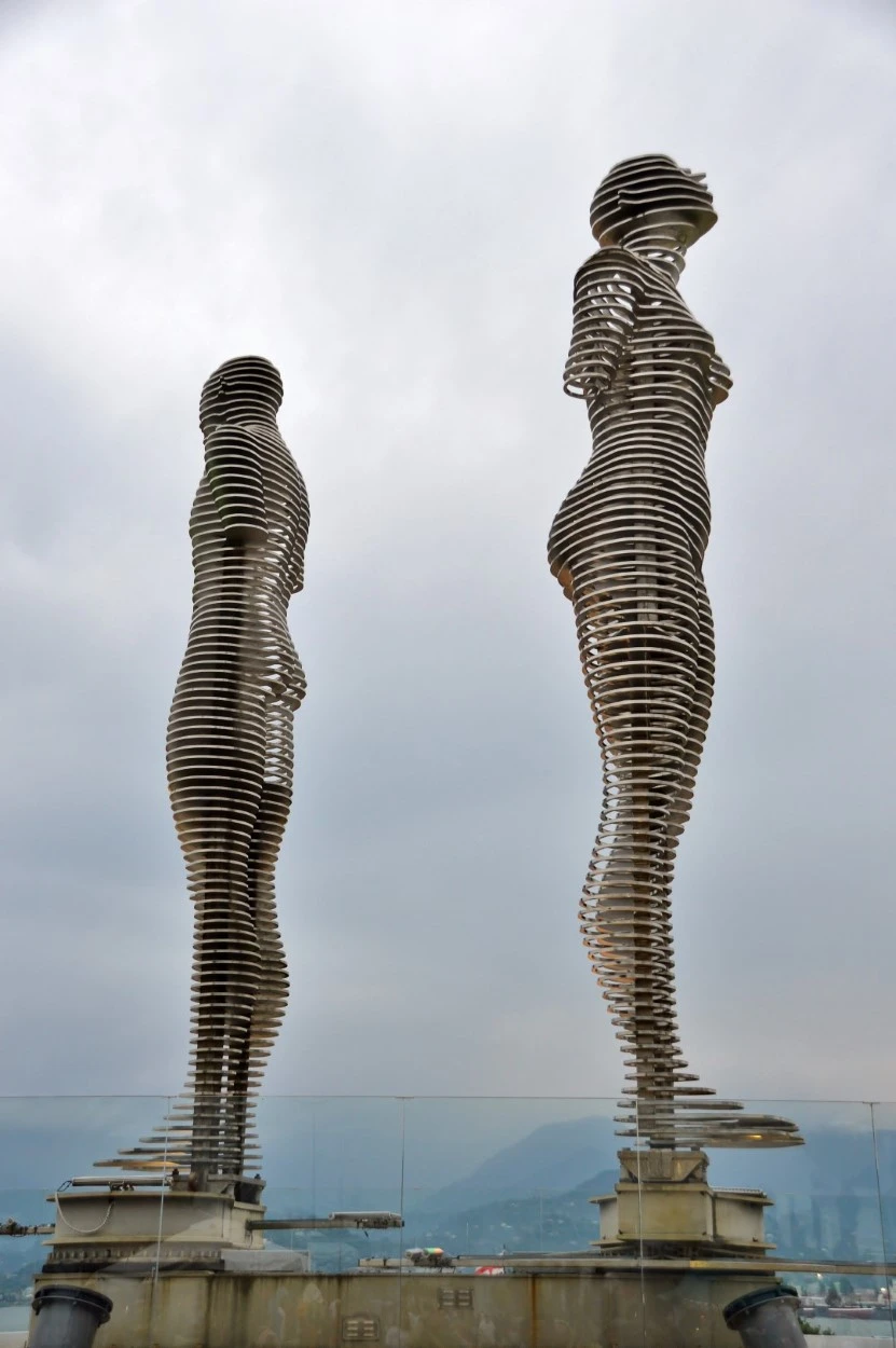Batumi. Estatuas en movimiento Ali y Nino