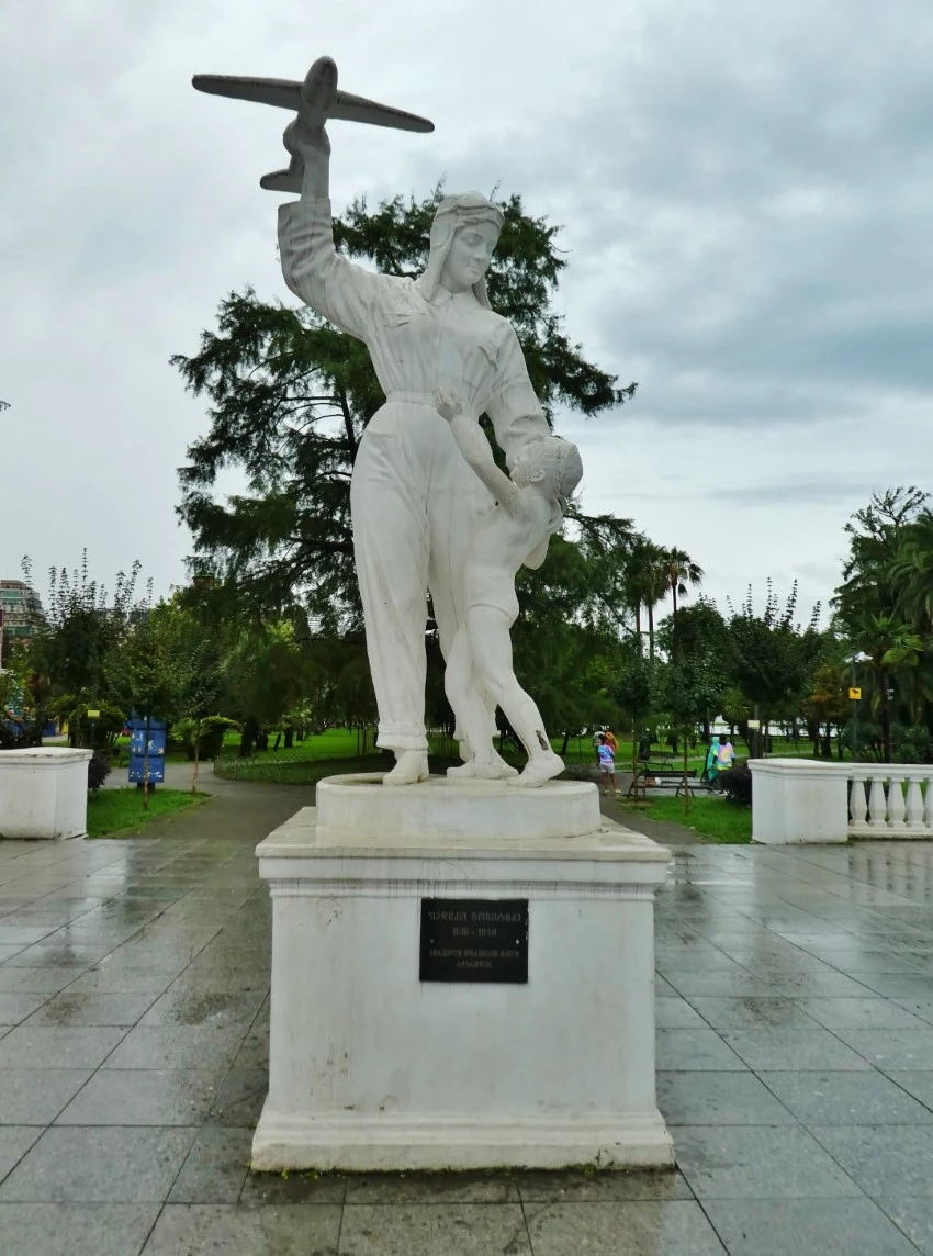Batumi. Parque 6 de mayo. Escultura de mujer piloto
