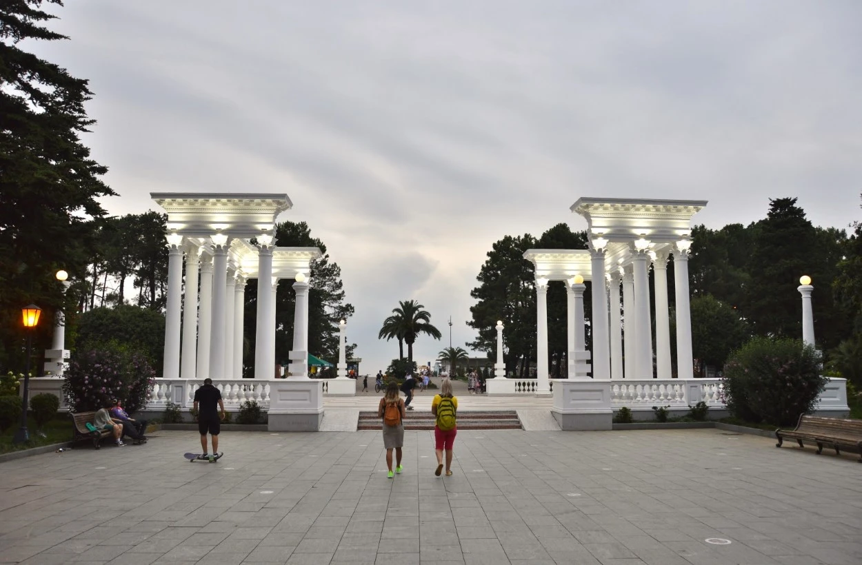 Batumi. Parque del Milagro. Columnata
