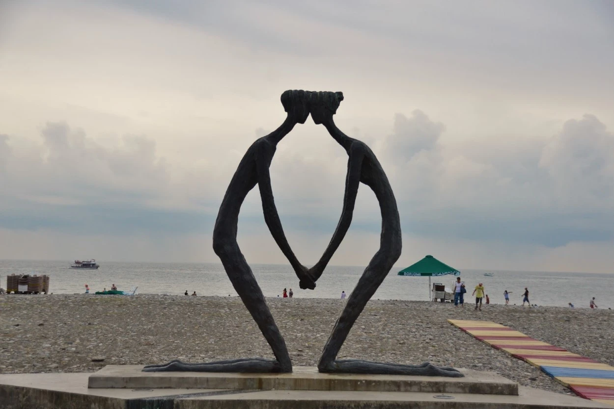 Batumi. Paseo marítimo. Escultura Primer Amor, de Irakli Tsuladze