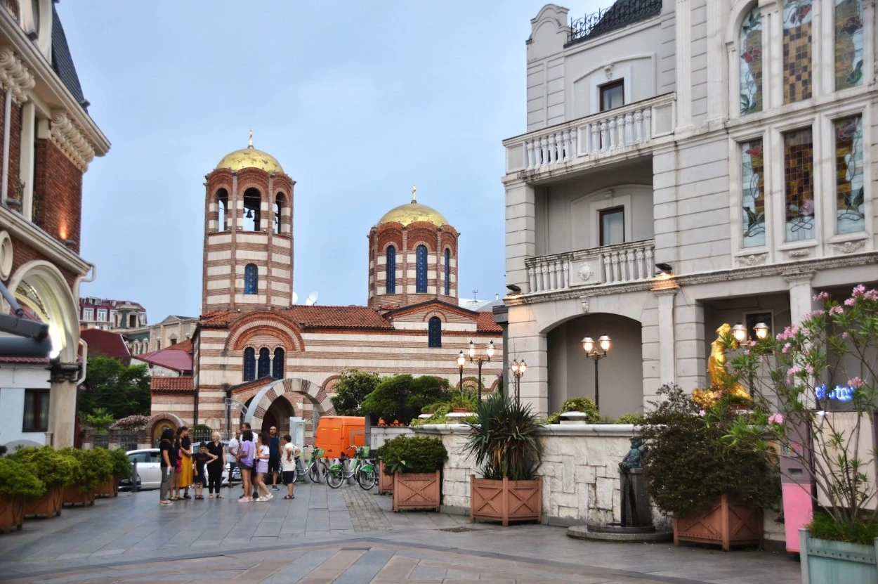 Batumi. Vista de iglesia de san Nicolás desde Batumi Piazza