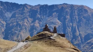 Espiritualidade nas alturas: A Catedral de Gergeti, um símbolo único da Religião na Geórgia.