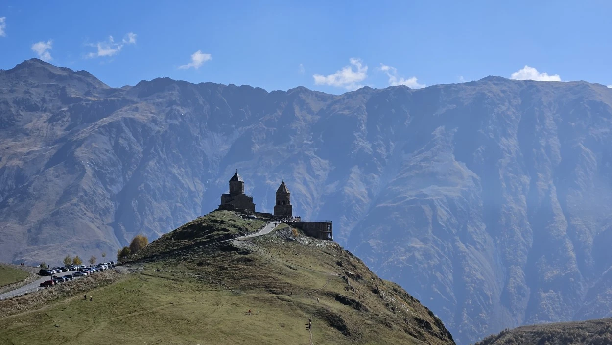 La Iglesia de la Trinidad de Gergeti se alza solitaria ante la majestuosidad del Monte Kazbek