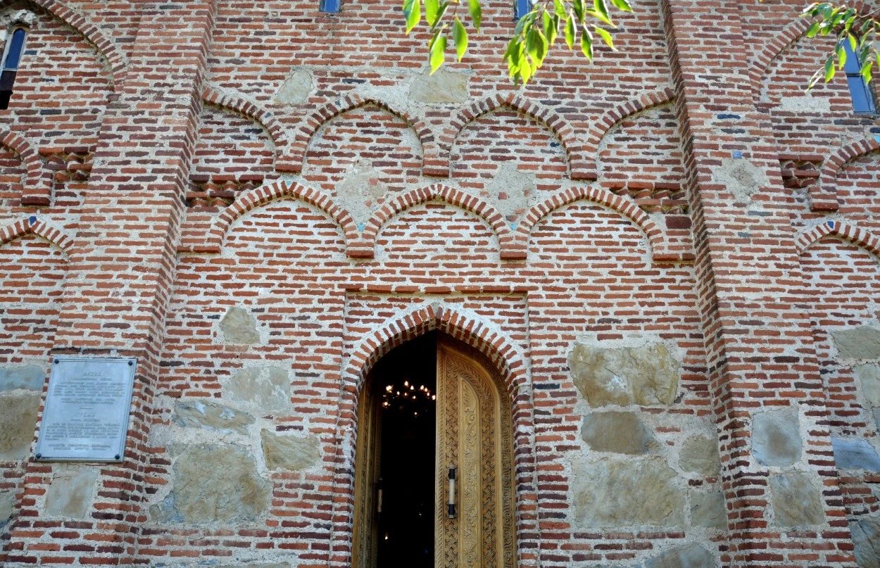 Gremi. Iglesia fortificada de los Arcángeles. Detalle ornamental de fachada