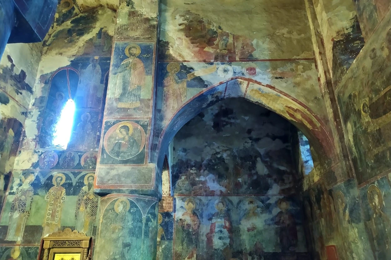 Gremi. Iglesia fortificada de los Arcángeles. Vista parcial de frescos en interior