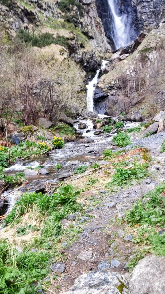 La majestuosa Cascada Grande de Gveleti, un espectáculo natural en el corazón de las montañas georgianas