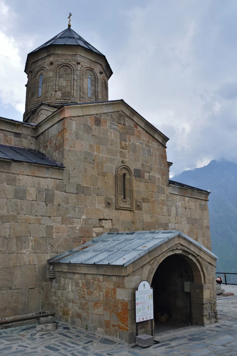 Iglesia de la Trinidad de Gergeti. Fachada meridional y capilla exterior