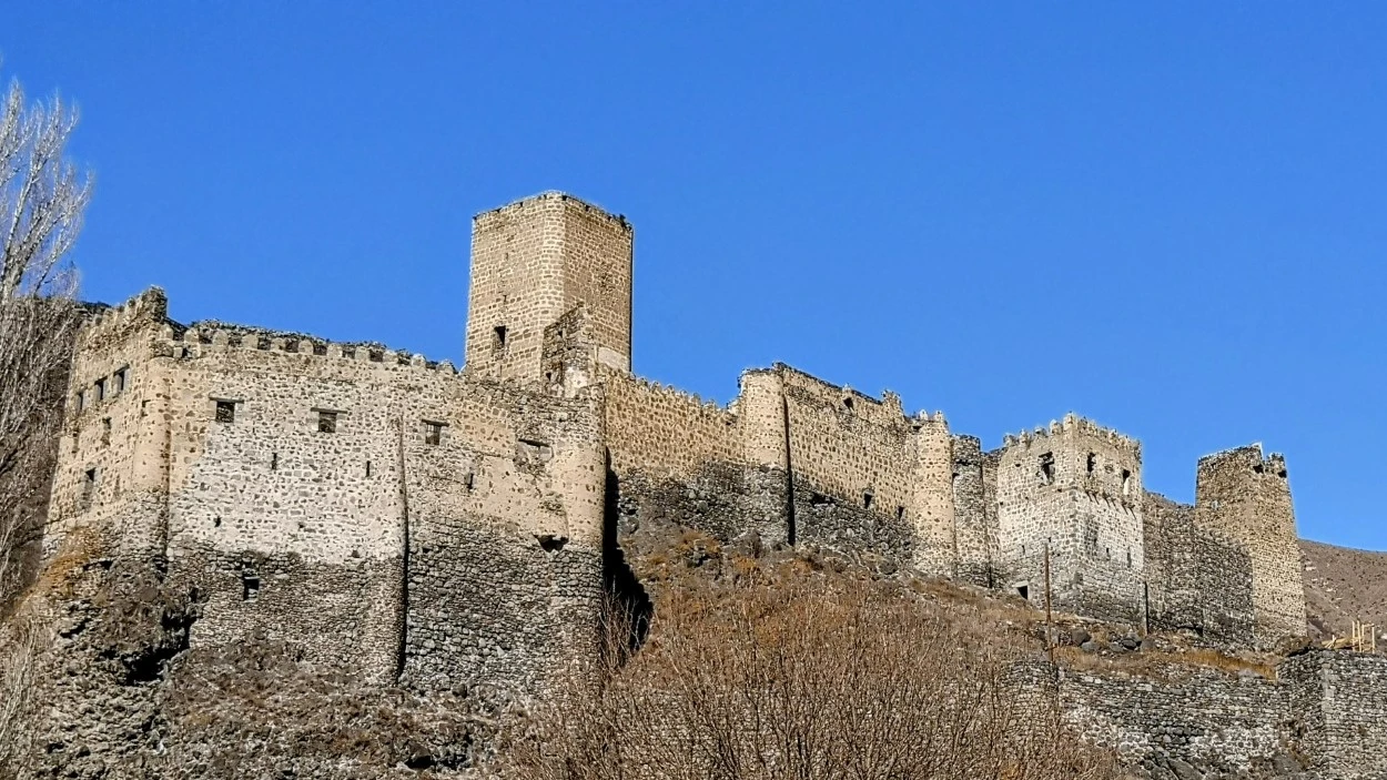 La Fortaleza Khertvisi se alza majestuosa sobre los ríos Mtkvari y Paravani, testimonio de siglos de historia georgiana