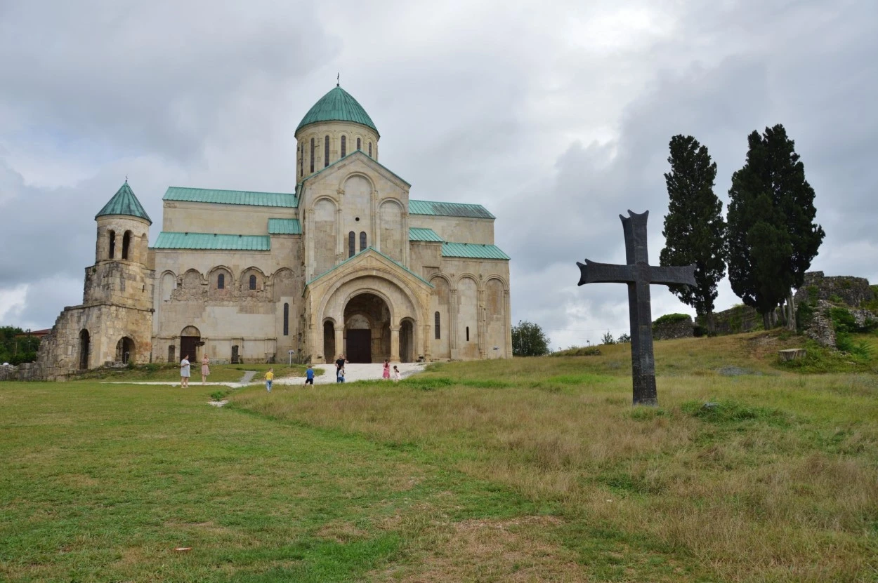 Kutaisi. Catedral de Bagrati. Vista meridional y cruz en la pradera del castillo