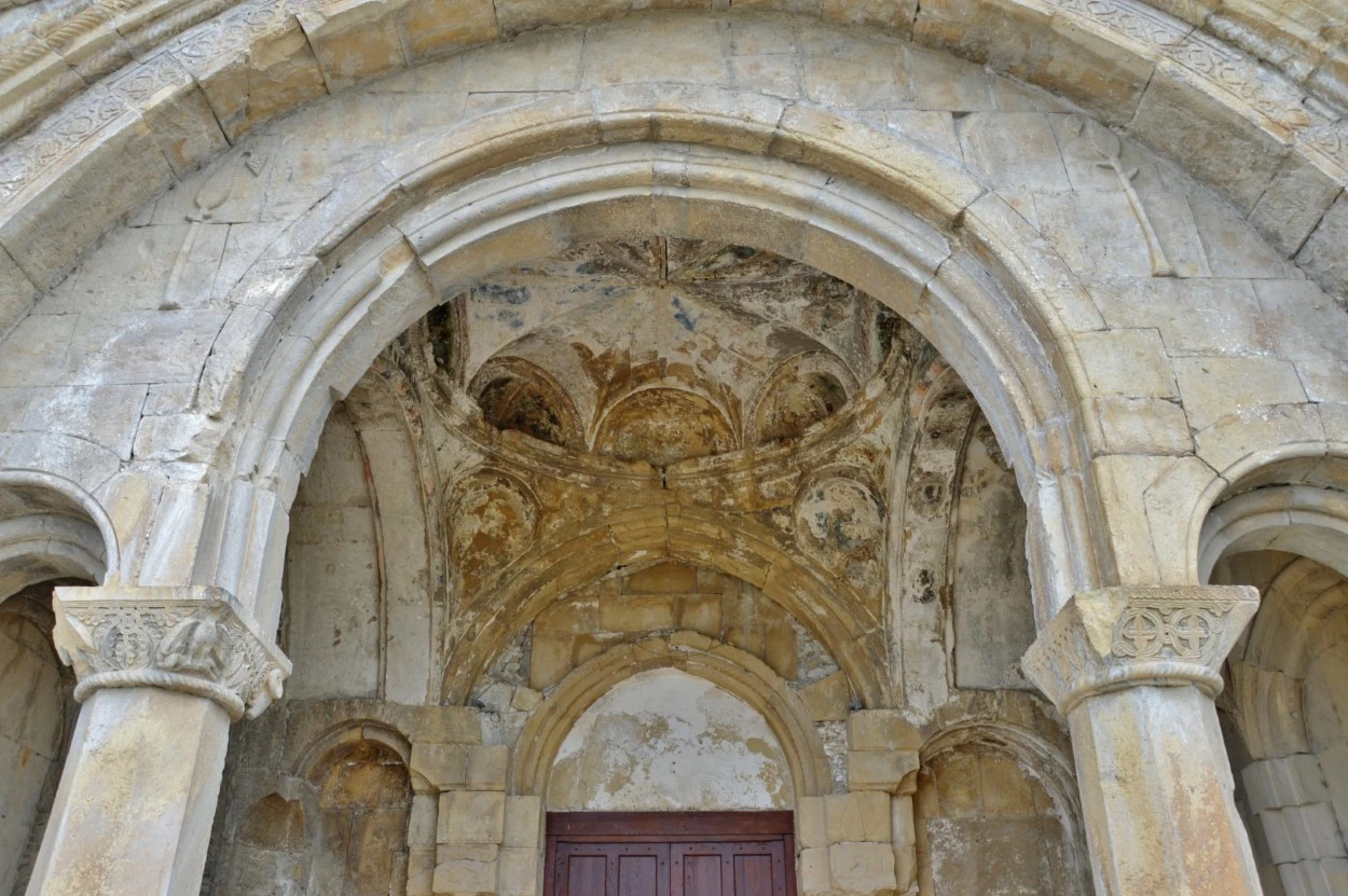 Kutaisi. Catedral de Bagrati. Vista superior de arco central y bóveda del pórtico meridional