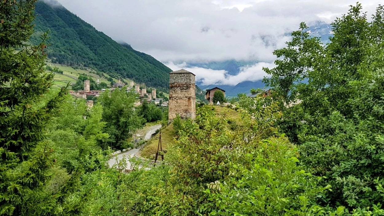 Las icónicas torres de Mestia se alzan majestuosamente contra el telón de fondo de las montañas del Cáucaso