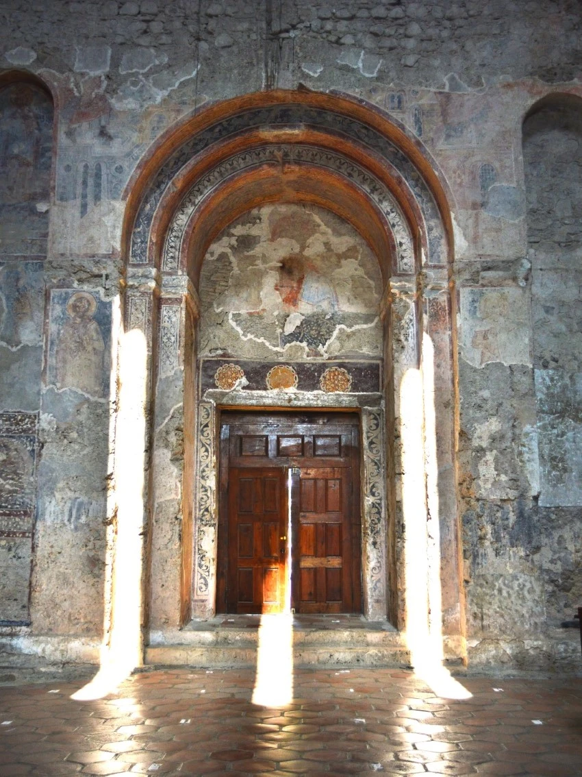 Monasterio de Alaverdí. Catedral de san Jorge. Decoración mural interior arco de ingreso