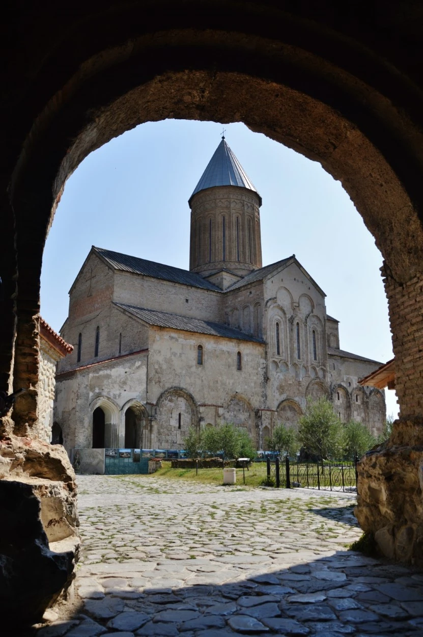 Monasterio de Alaverdí. Vista de catedral de san Jorge desde arco de entrada