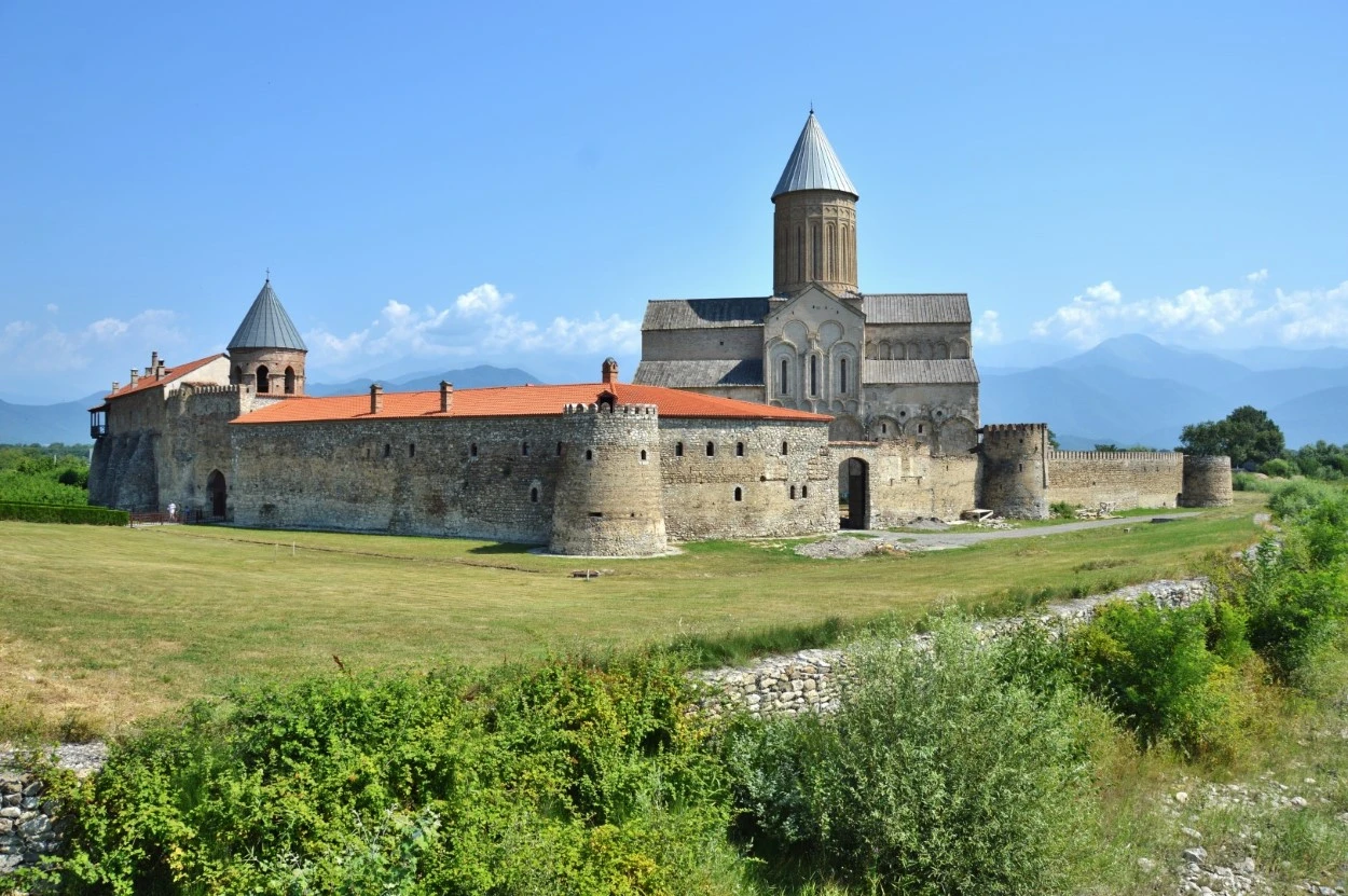 El majestuoso Monasterio de Alaverdi se eleva sobre los viñedos de Kakheti, testimonio de siglos de fe y tradición