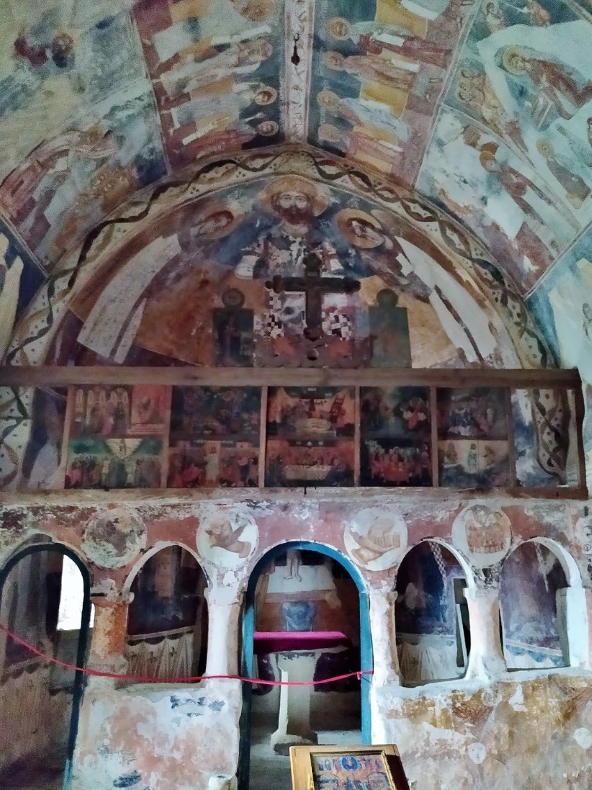 Monasterio de Gelati. Iglesia de la Virgen. Capilla anexa al nártex. Vista del santuario y bóveda