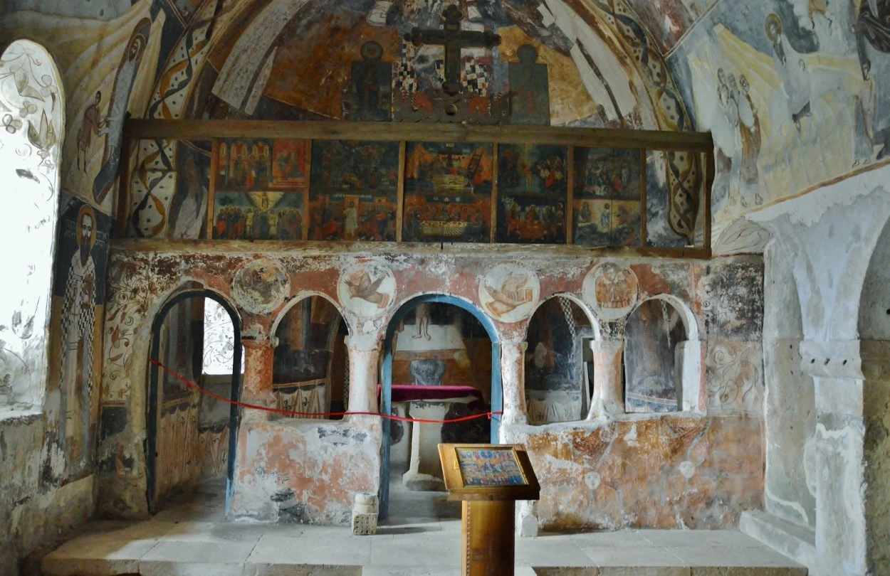 Monasterio de Gelati. Iglesia de la Virgen. Capilla anexa al nártex. Vista del santuario