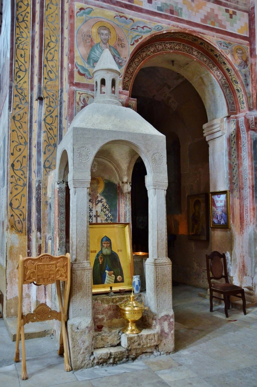 Monasterio de Gelati. Iglesia de la Virgen. Trono episcopal