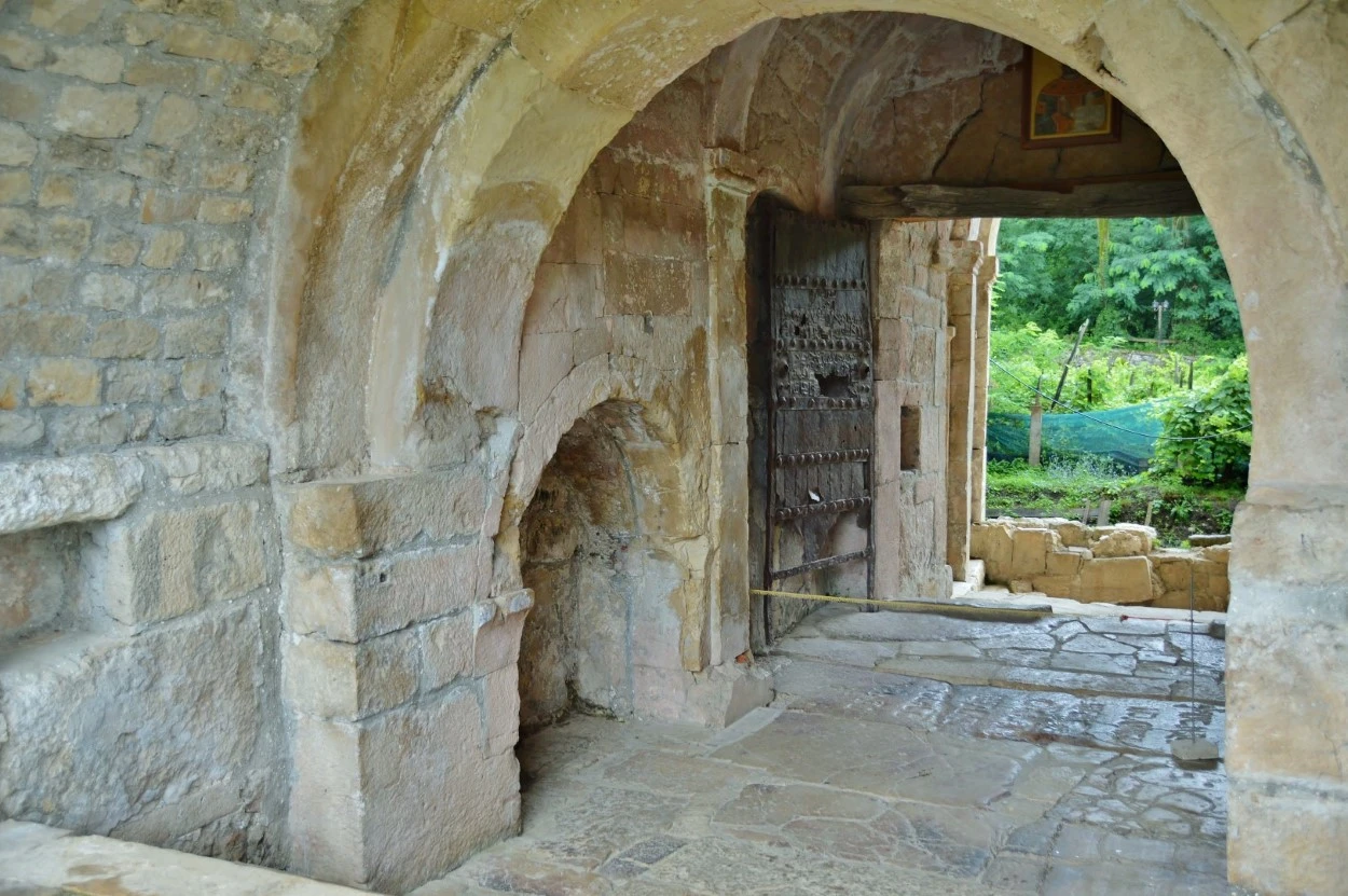 Monasterio de Gelati. Pabellón de entrada sur y tumba del rey David