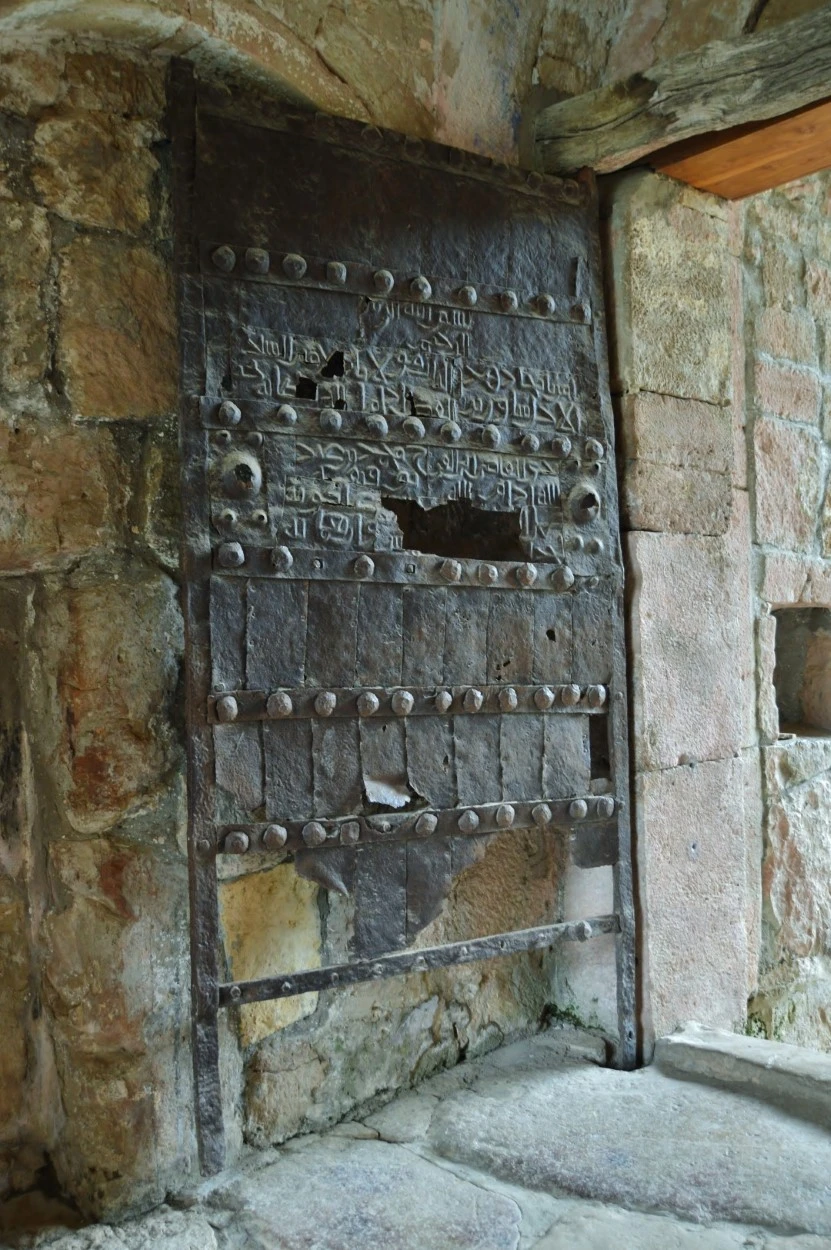 Monasterio de Gelati. Pabellón de entrada sur. Puerta con inscripciones árabes azeríes