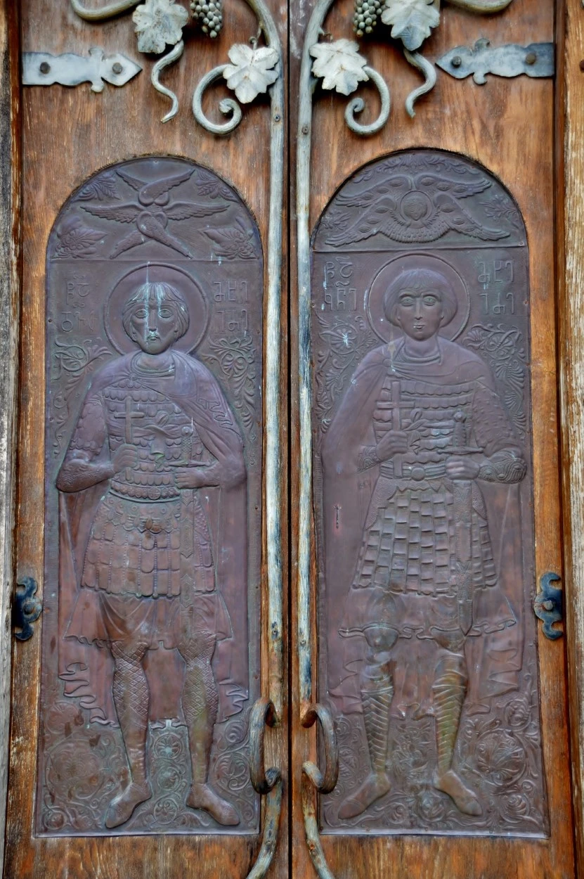 Monasterio de Motsameta. Bajorrelieves en bronce de duques de Argveti en puerta oeste