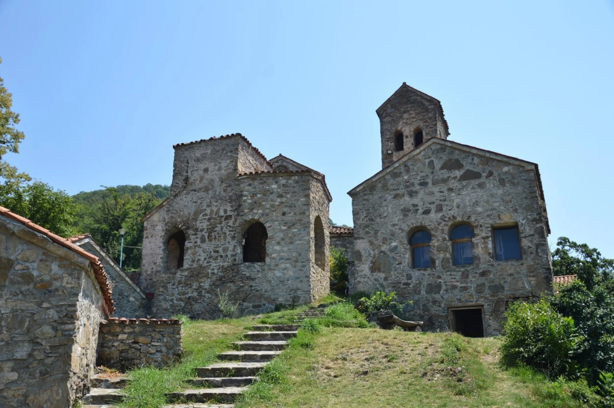 Monasterio de Nekresi. Refectorio, capilla mortuoria, torre y palacio obispo