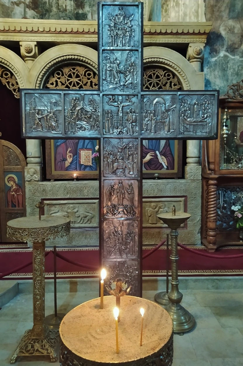 Monasterio de Sapara. Iglesia de san Saba. Cruz con bajorrelieves de plata