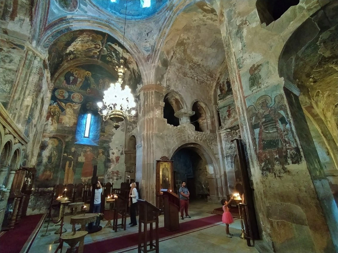 El Monasterio de Sapara se alza majestuosamente entre las montañas de Samtskhe-Javakheti