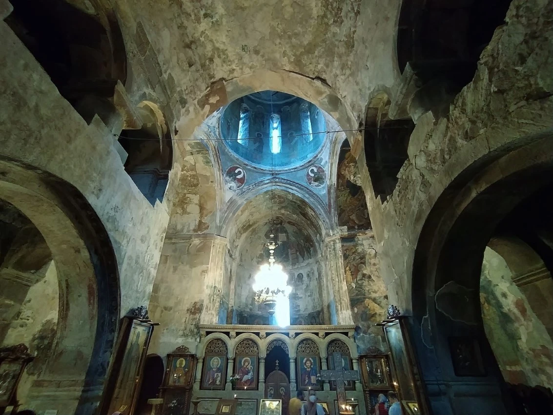 Monasterio de Sapara. Iglesia de san Saba. Vista de bóveda, ábside e iconostasio desde nave