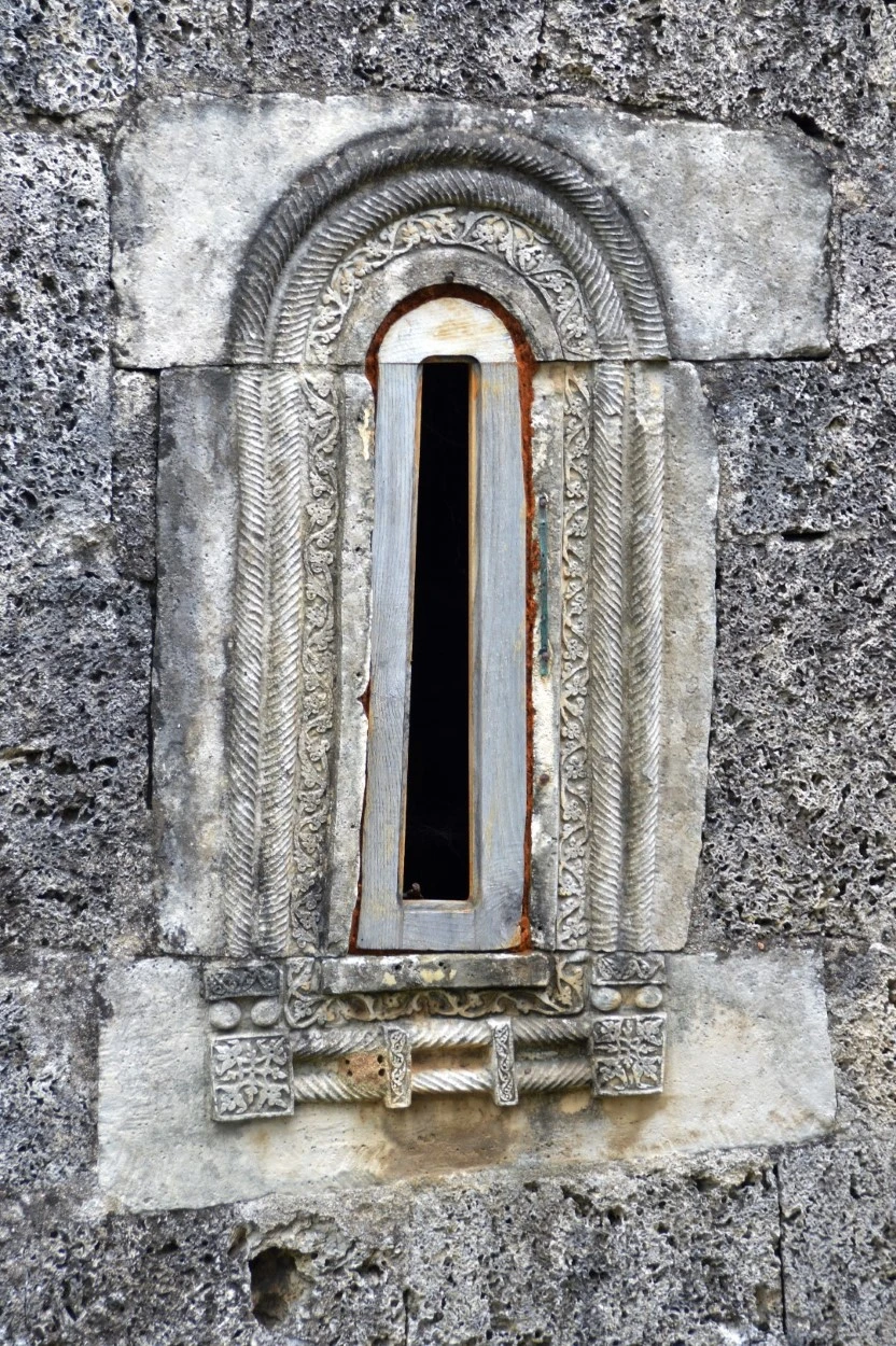 Monasterio de Ubisa. Detalle ornamental de lucernario de capilla
