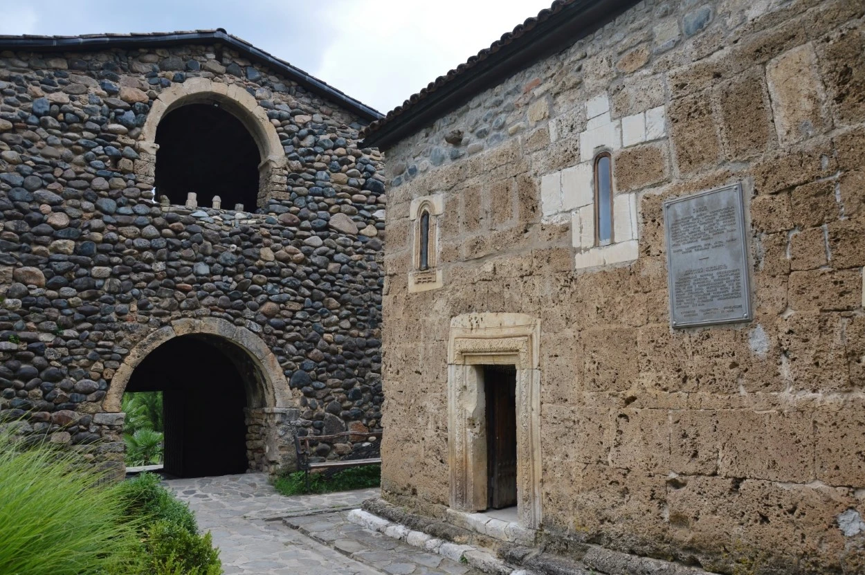Monasterio de Ubisa. Pabellón de ingreso y portada meridional del nártex frente a capilla