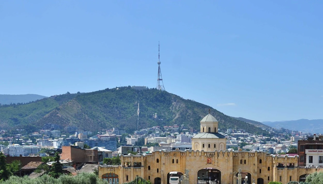 Espectacular vista de Tbilisi desde la cima de Mtatsminda, con el parque de atracciones en primer plano