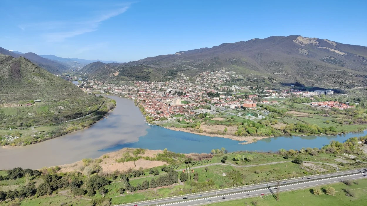 La histórica Mtskheta, con su icónica Catedral de Svetitskhoveli, enmarcada por las majestuosas montañas del Cáucaso