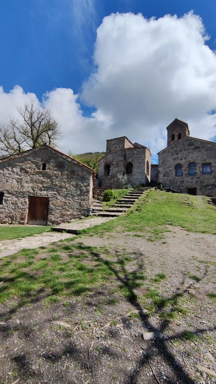 El antiguo Monasterio de Nekresi vigila el valle de Alazani desde su atalaya en las colinas de Kakheti