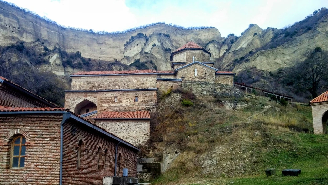 El complejo monástico de Shio Mgvime se funde con el paisaje rocoso, creando una vista impresionante