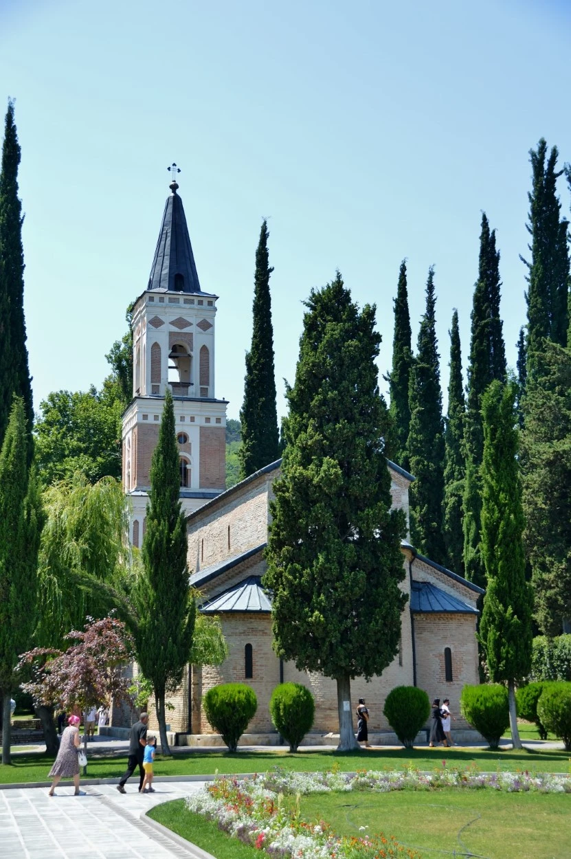 El histórico Monasterio de Bodbe, santuario de Santa Nino, se alza majestuoso en el paisaje georgiano