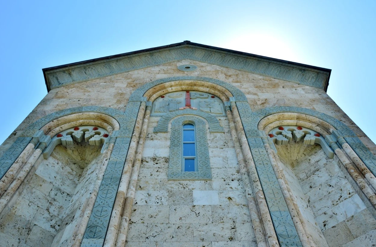 Signagi. Monasterio de Bodbe. Iglesia nueva. Vista de decoración de muro posterior