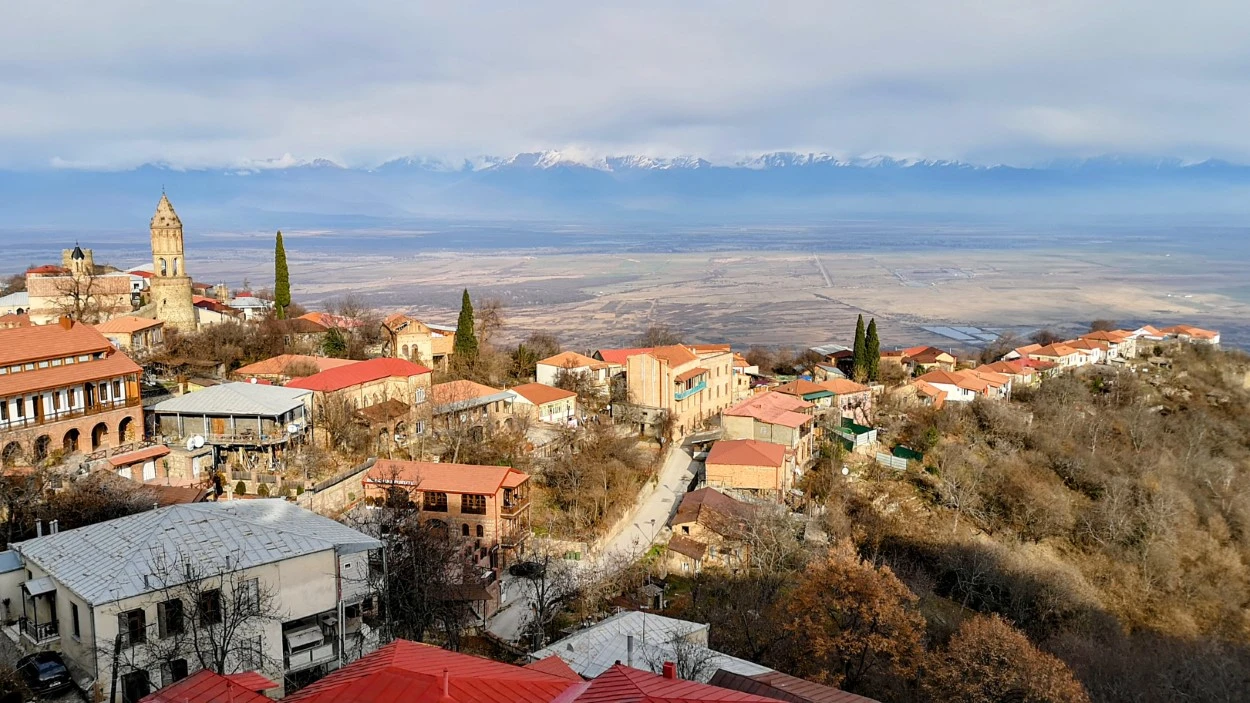 Los viñedos de Kakheti se extienden hasta el horizonte, con el majestuoso Monasterio de Alaverdi como telón de fondo