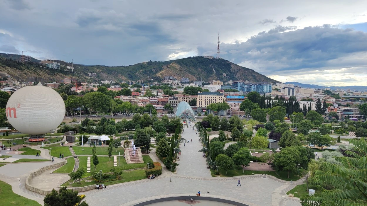 El encantador casco antiguo de Tbilisi con sus casas tradicionales y la Fortaleza de Narikala en lo alto